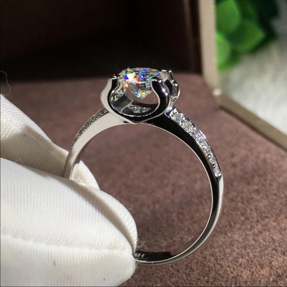 New Women’s 925 Silver Round Cut Diamond Ring - Picture 4 of 6